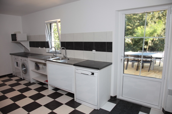 Salle avec acc�s � la terrasse et cuisine