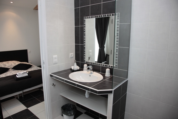 salle d'eau avec sanitaires int�gr�s
