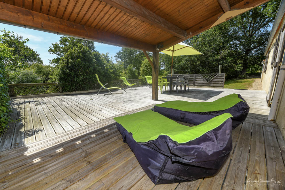 Gîte avec une belle terrasse donnant sur la vallée